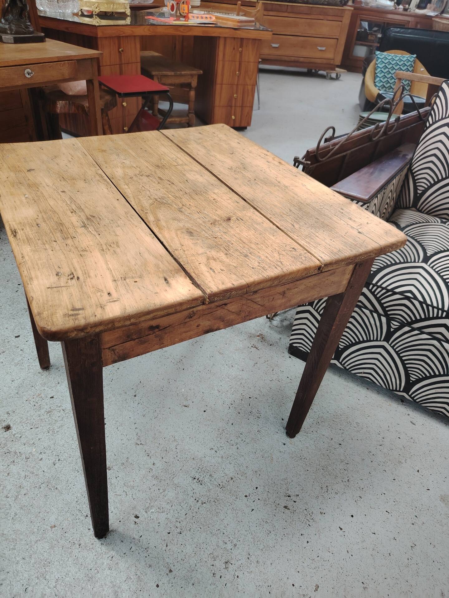 Petite table de ferme carrée en bois massif patiné - 1920