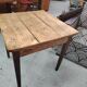 Petite table de ferme carrée en bois massif patiné - 1920