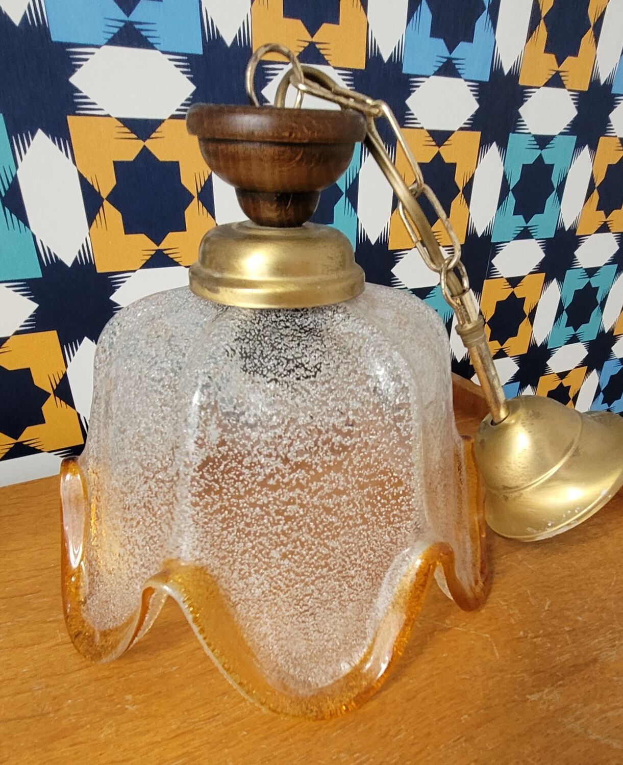 Suspension tulip glass with a textured finish