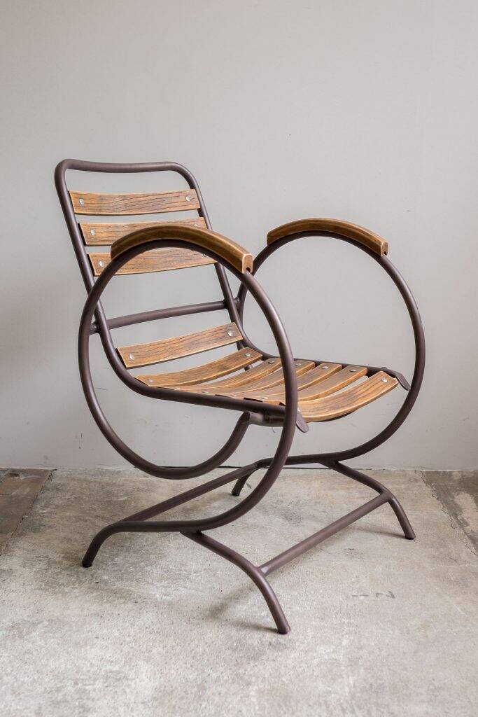 Chaises industrielles en métal et bois, style des années 1950.