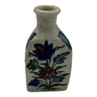 Flacon trilobe en faïence émaillée , Perse , Iznik, 19ème siècle