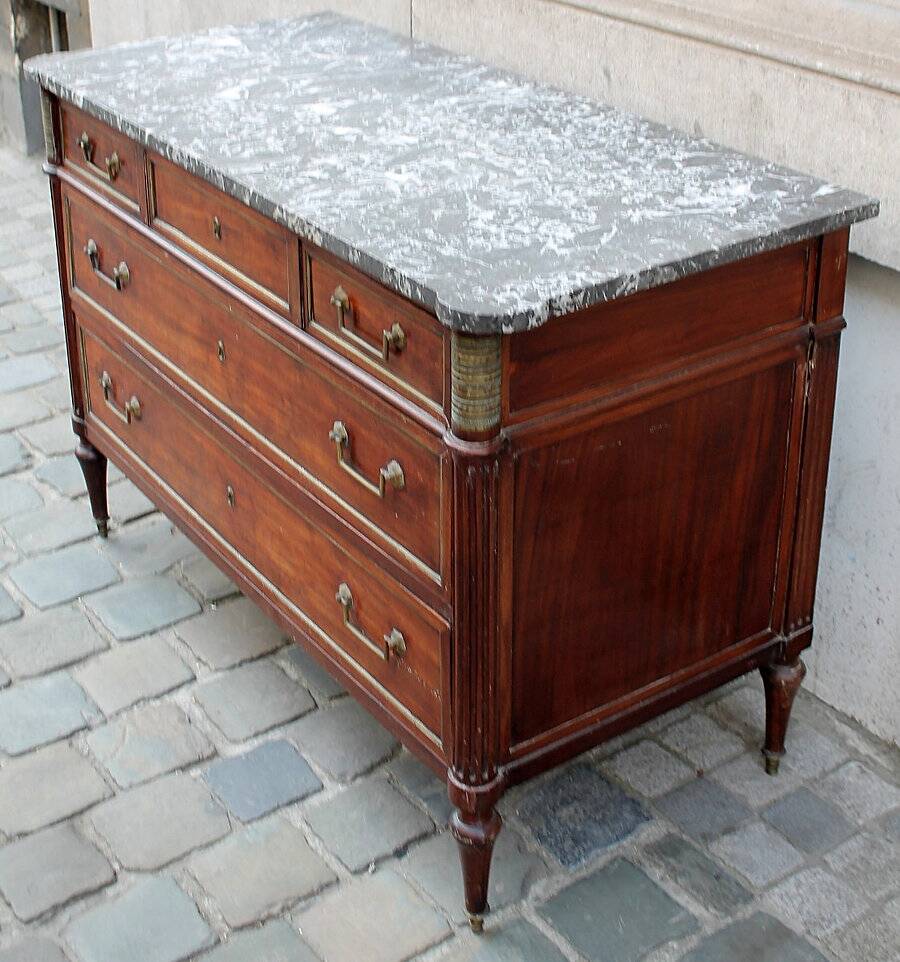 18th C. Mahogany Chest Of Drawers - Marble Top