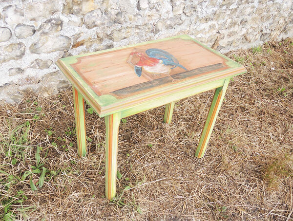 Ancienne petite table d’appoint en bois massif peint main, décor coq