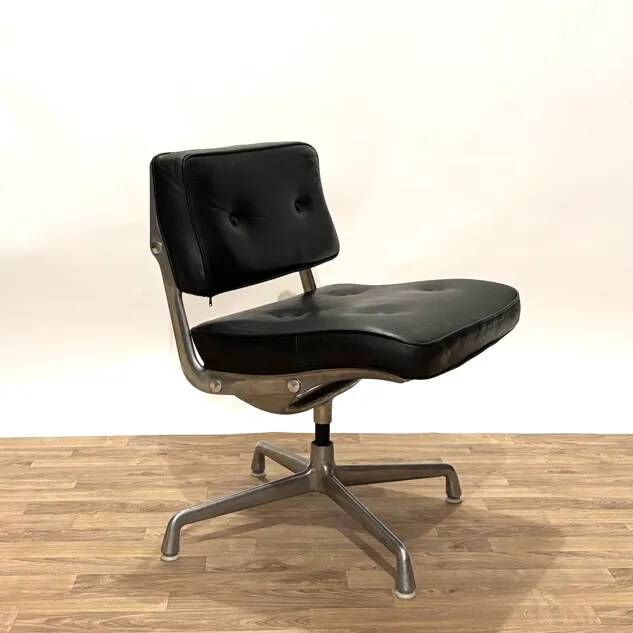 Intermediate Eames chair from the 70s in leather.