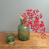 Carafe en verre vert vintage.