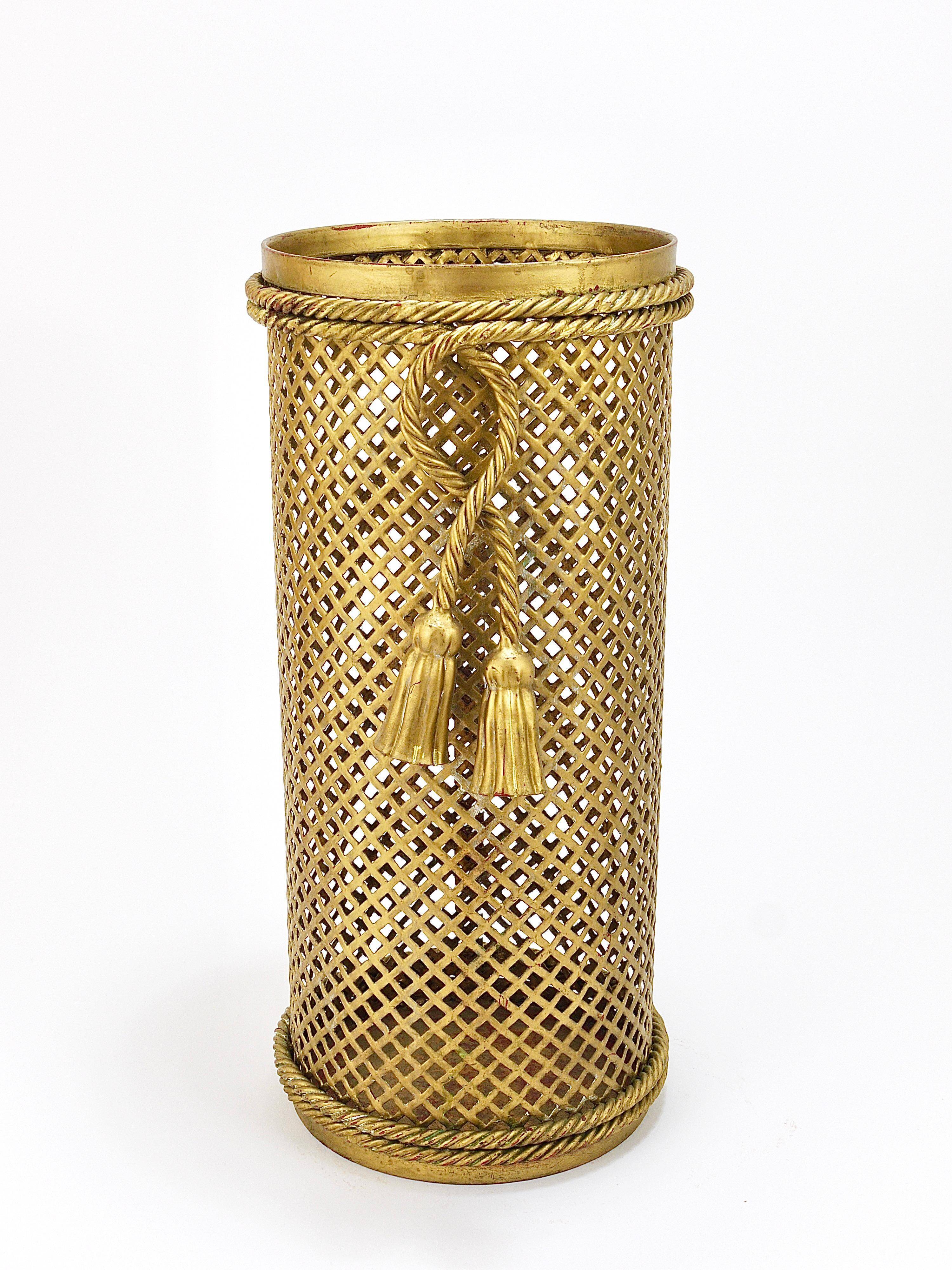 Hollywood Regency umbrella stand in gold metal with cord and tassels, Li Puma Firenze, 1950.