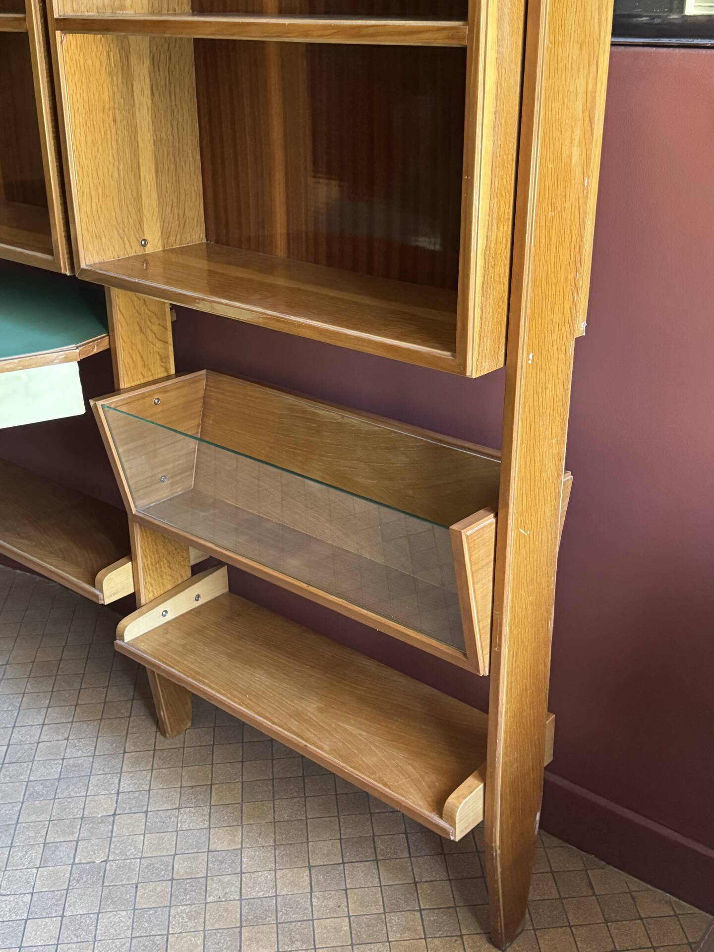 Bibliothèque avec bureau
