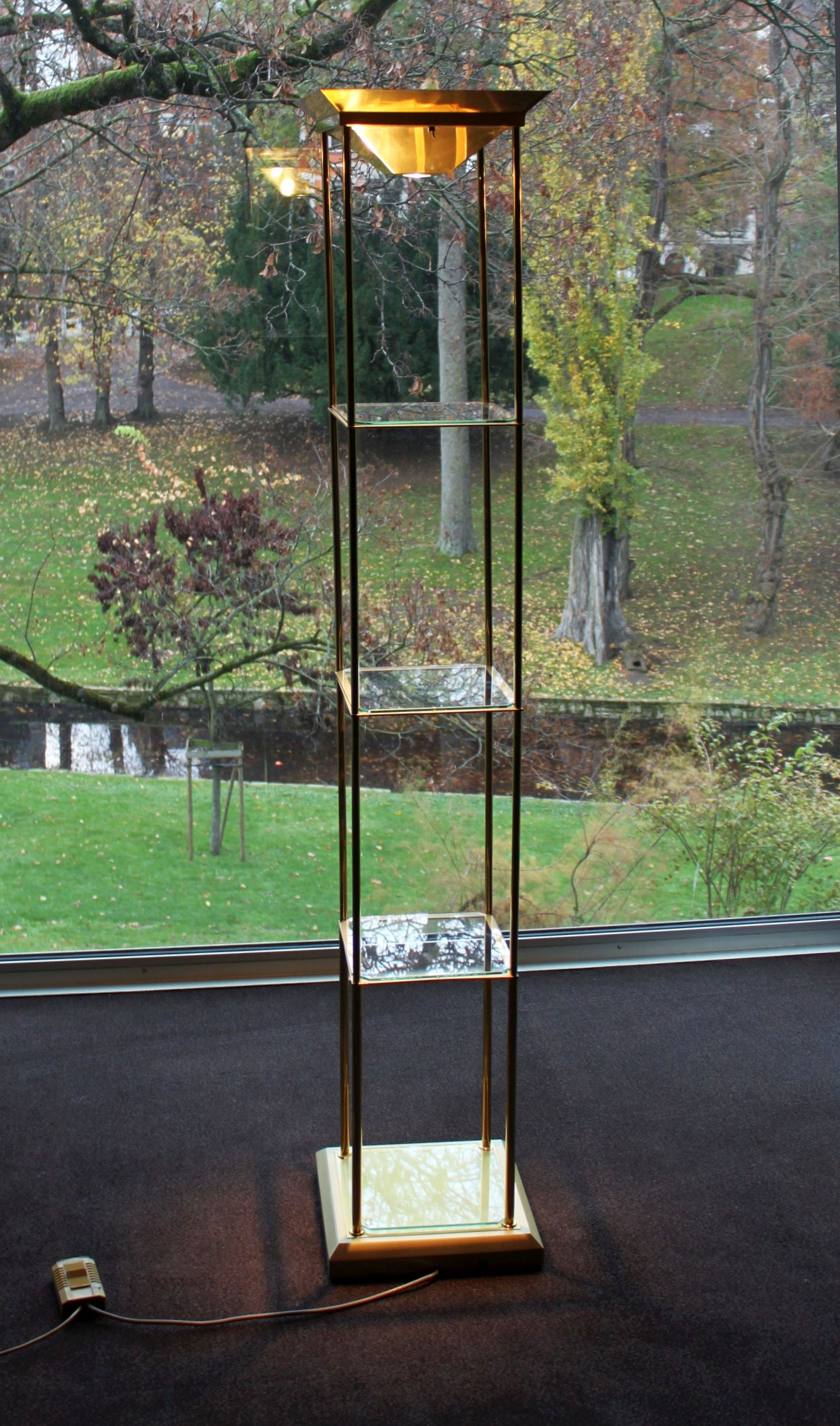 Deknudt House showcase lamppost