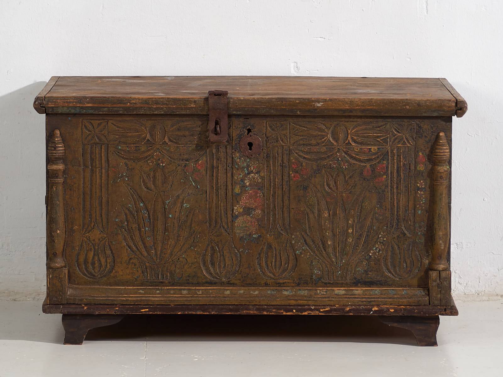 Antique chest carved with floral motifs (c.1820)