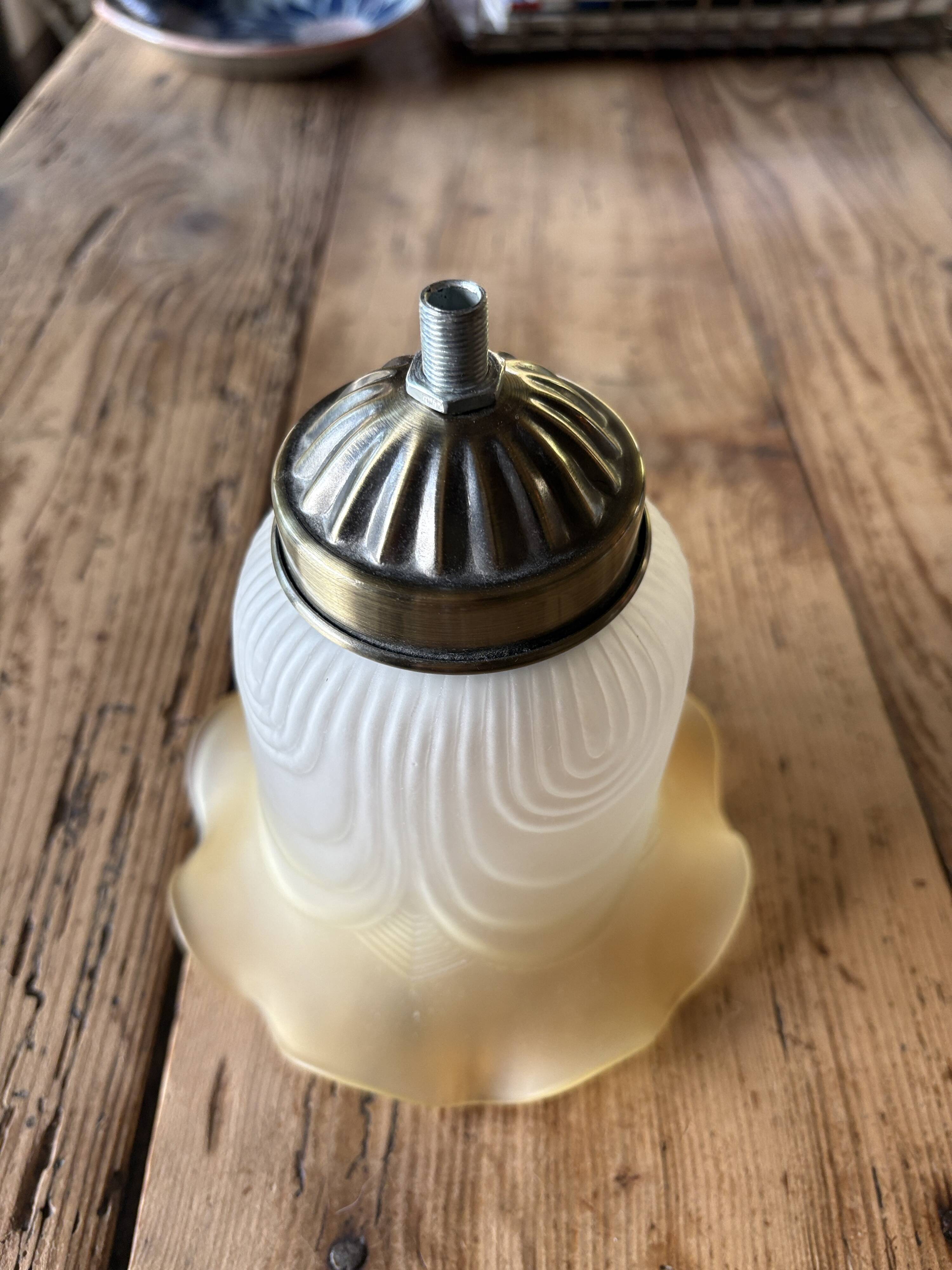 Suspension in opaline & brass – soft light and retro charm