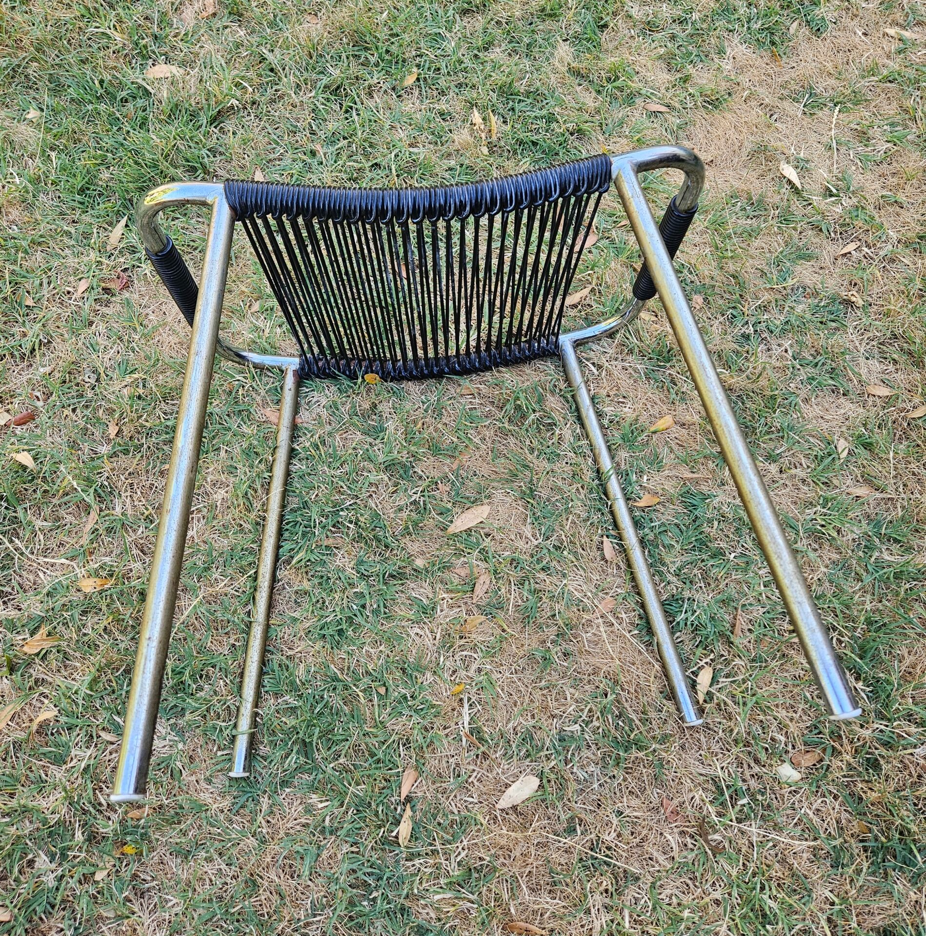 Metal stool in 70s scoubidou wire.