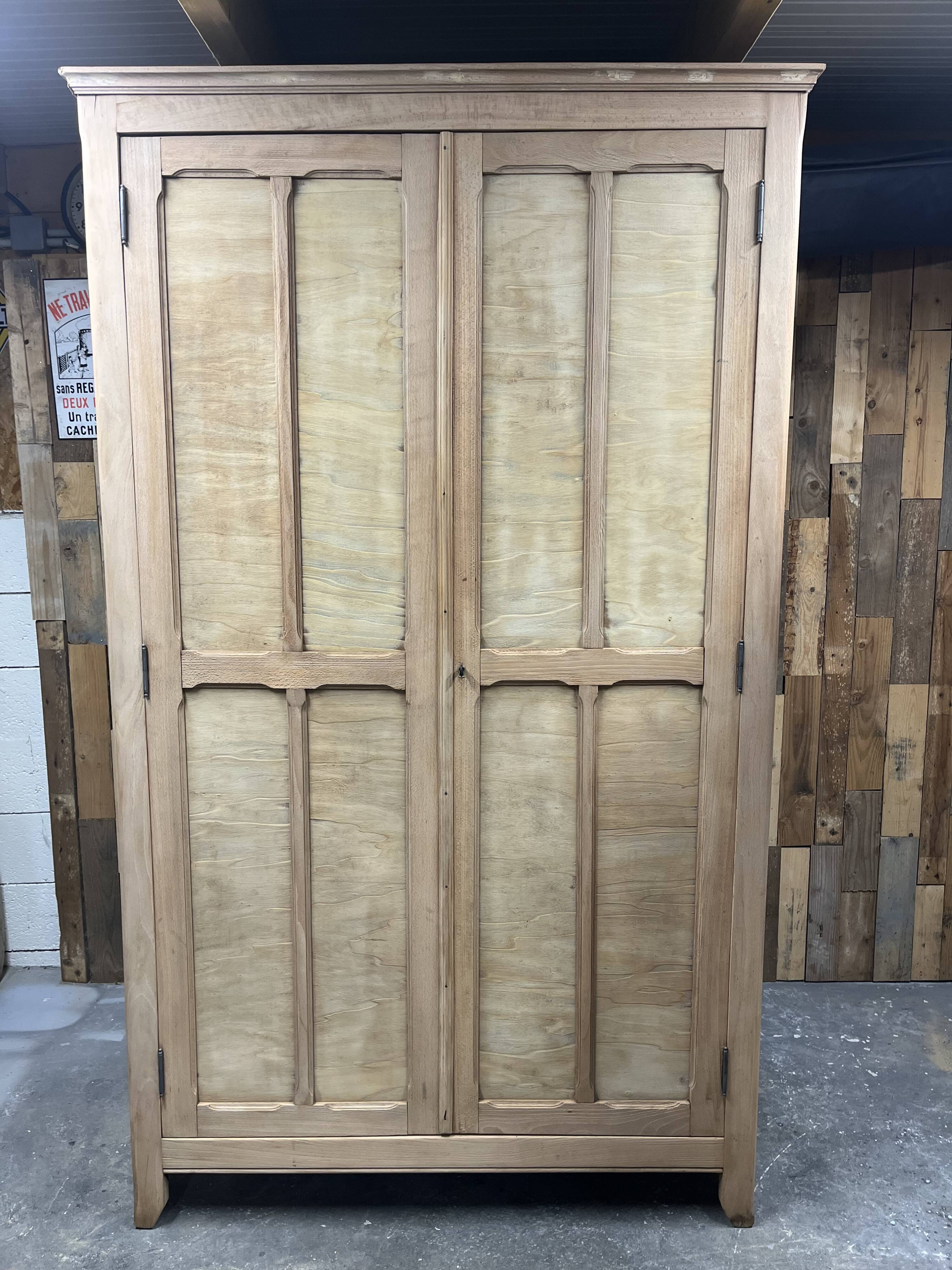 Armoire parisienne en bois brut
