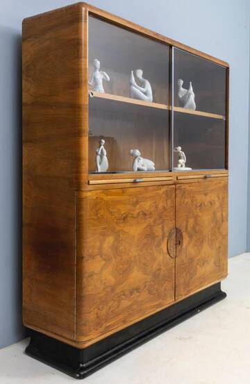 Vitrine Art Déco attribuée à Jindřich Halabala, placage de noyer, années 1930, Tchécoslovaquie