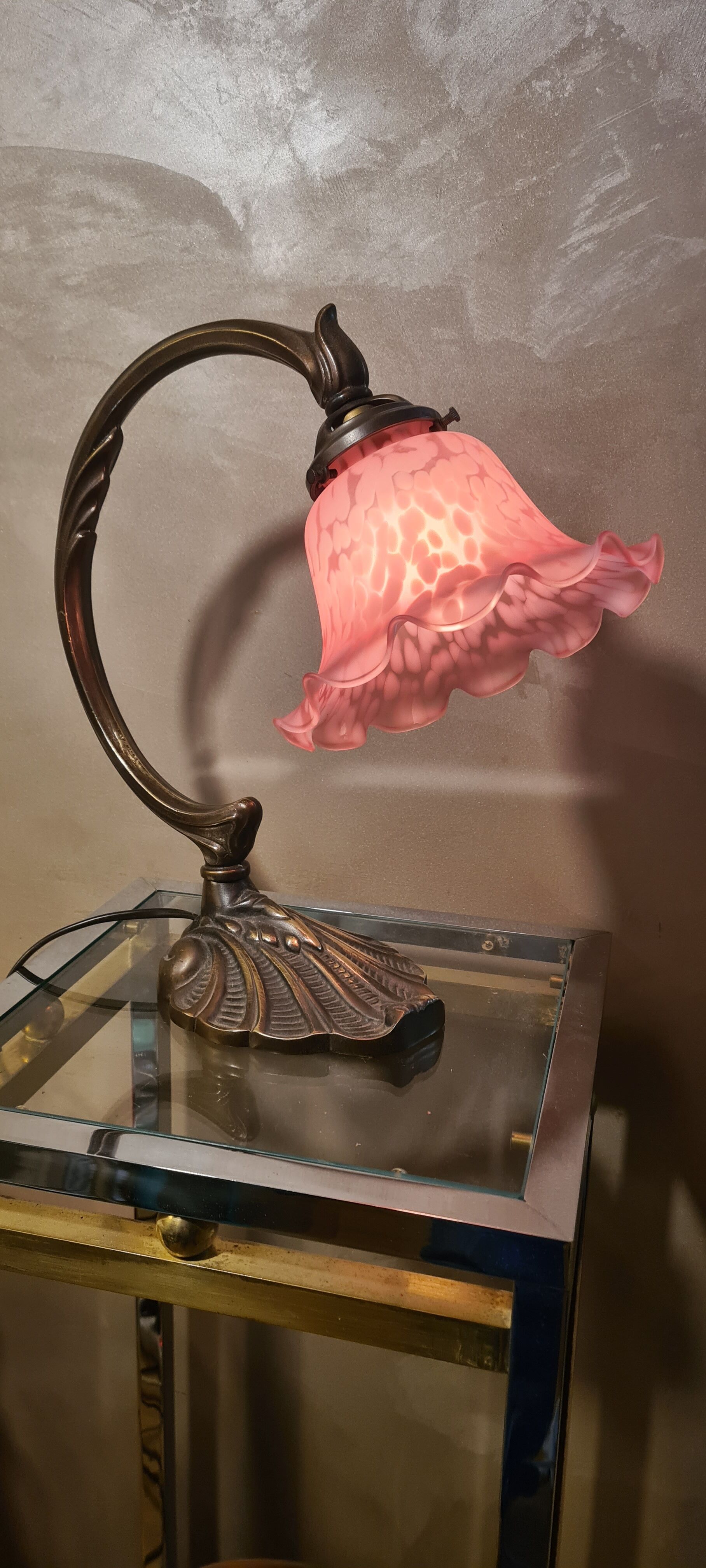 Bronze lamp, with pink tulip
