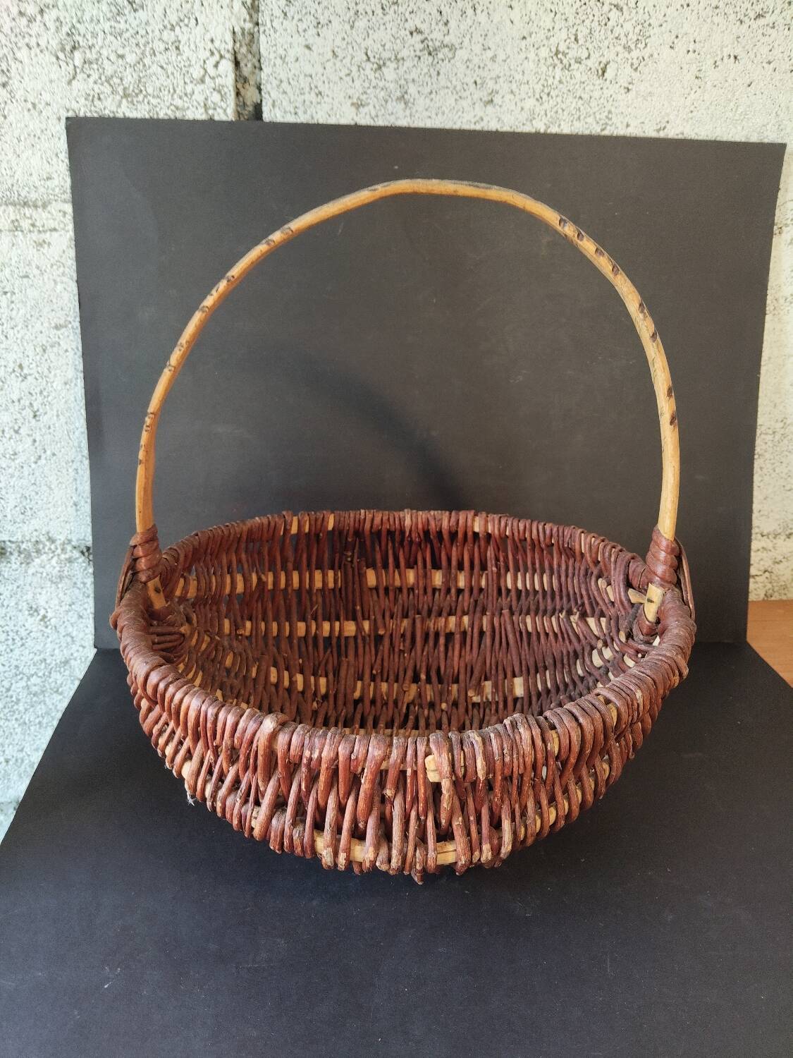 Basket of popular art in wicker – Handle carved with snakes – 20th century