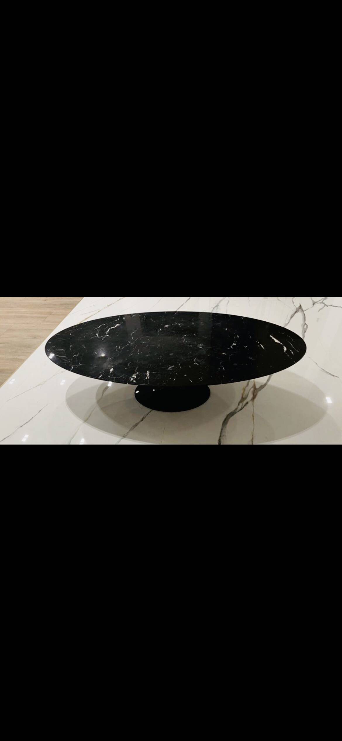 Table basse pied tulipe en marbre noir