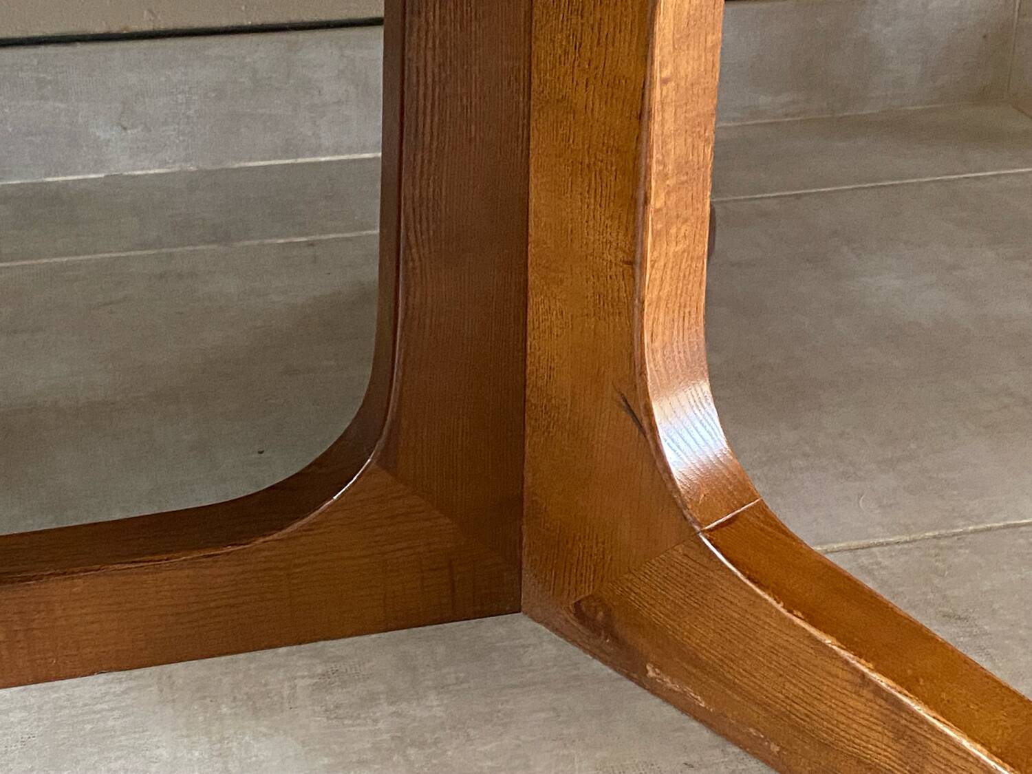 Vintage oval Baumann table