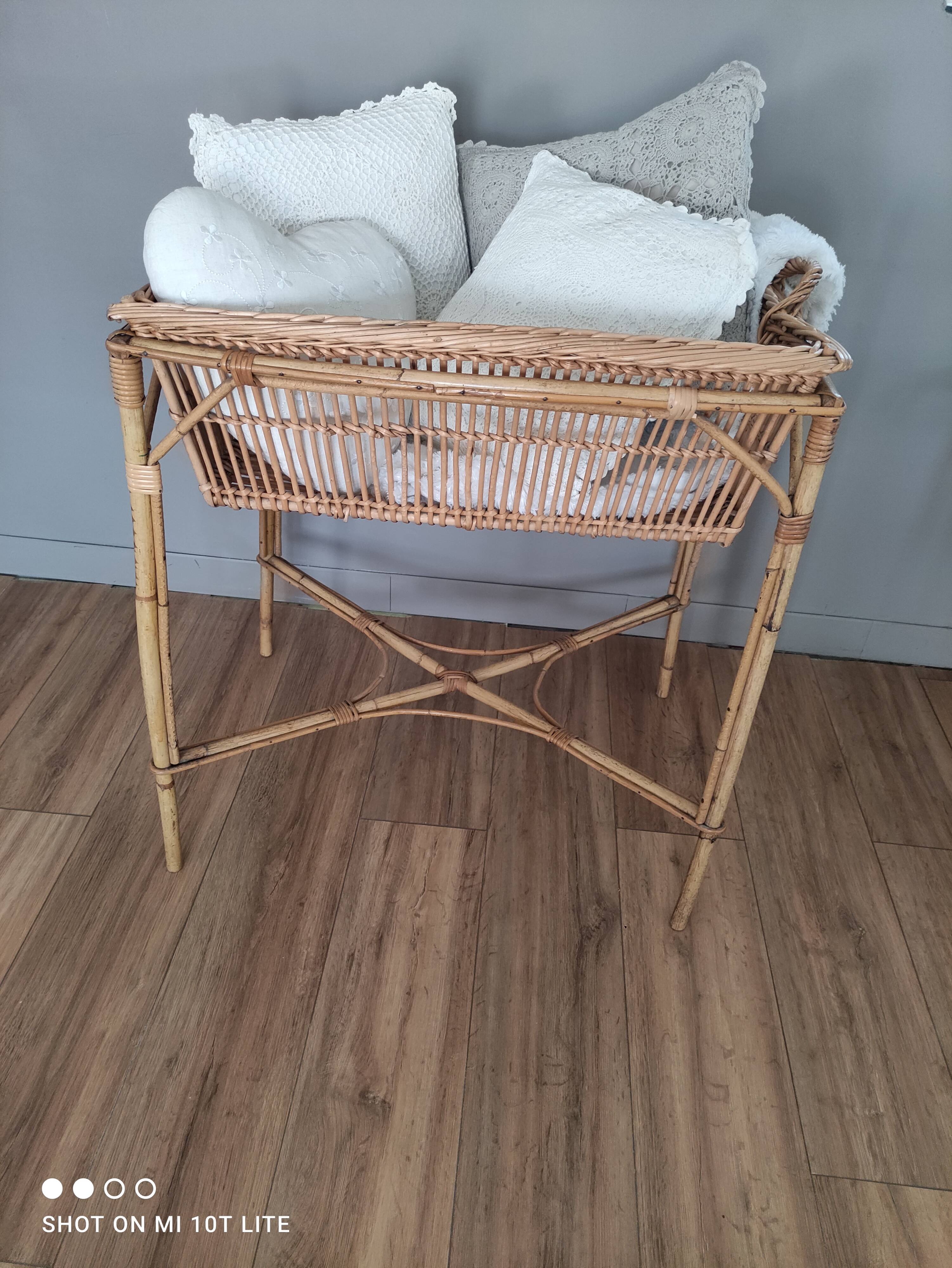 Panière à linge vintage en rotin sur piètement