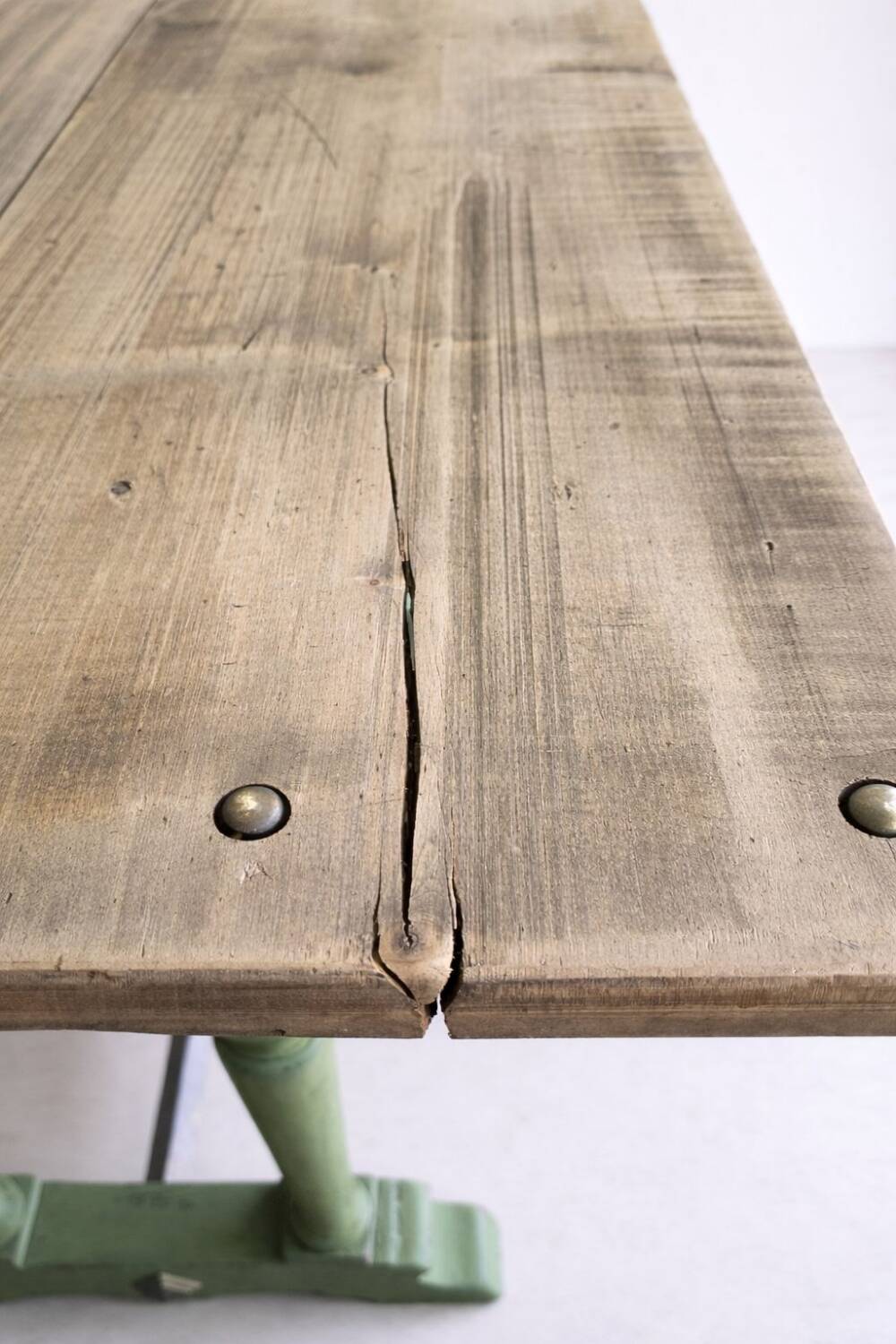 Table ancienne de métier en bois patiné, piètement vert – 105 cm