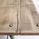 Table ancienne de métier en bois patiné, piètement vert – 105 cm