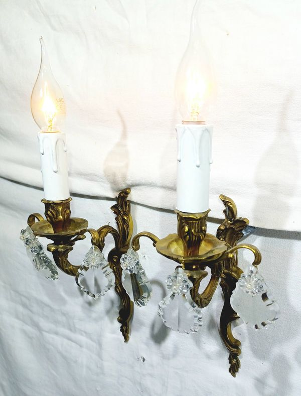 Paire d’appliques 1 lumière en bronze et pampilles en cristal de style Louis XV