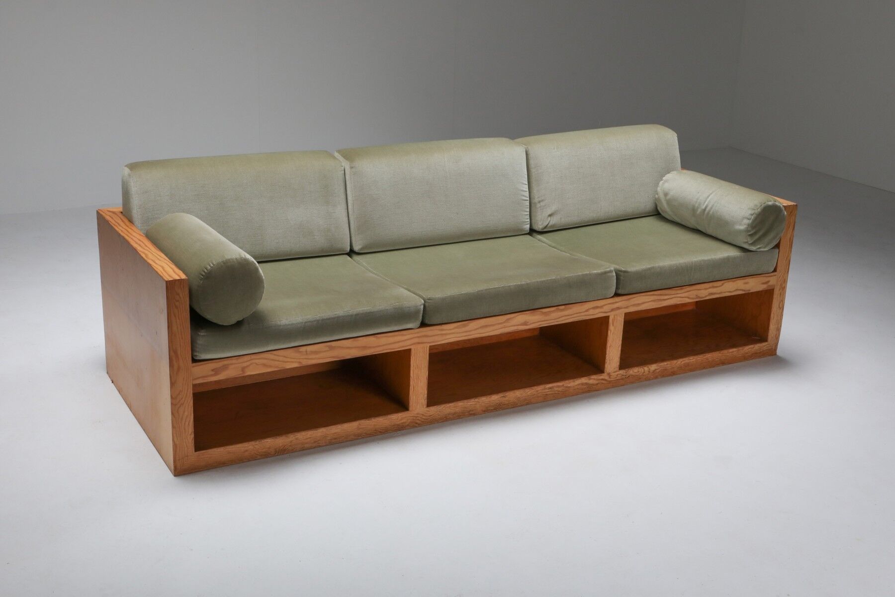 Three-seater sofa in moss green velvet and pitch pitch 1960