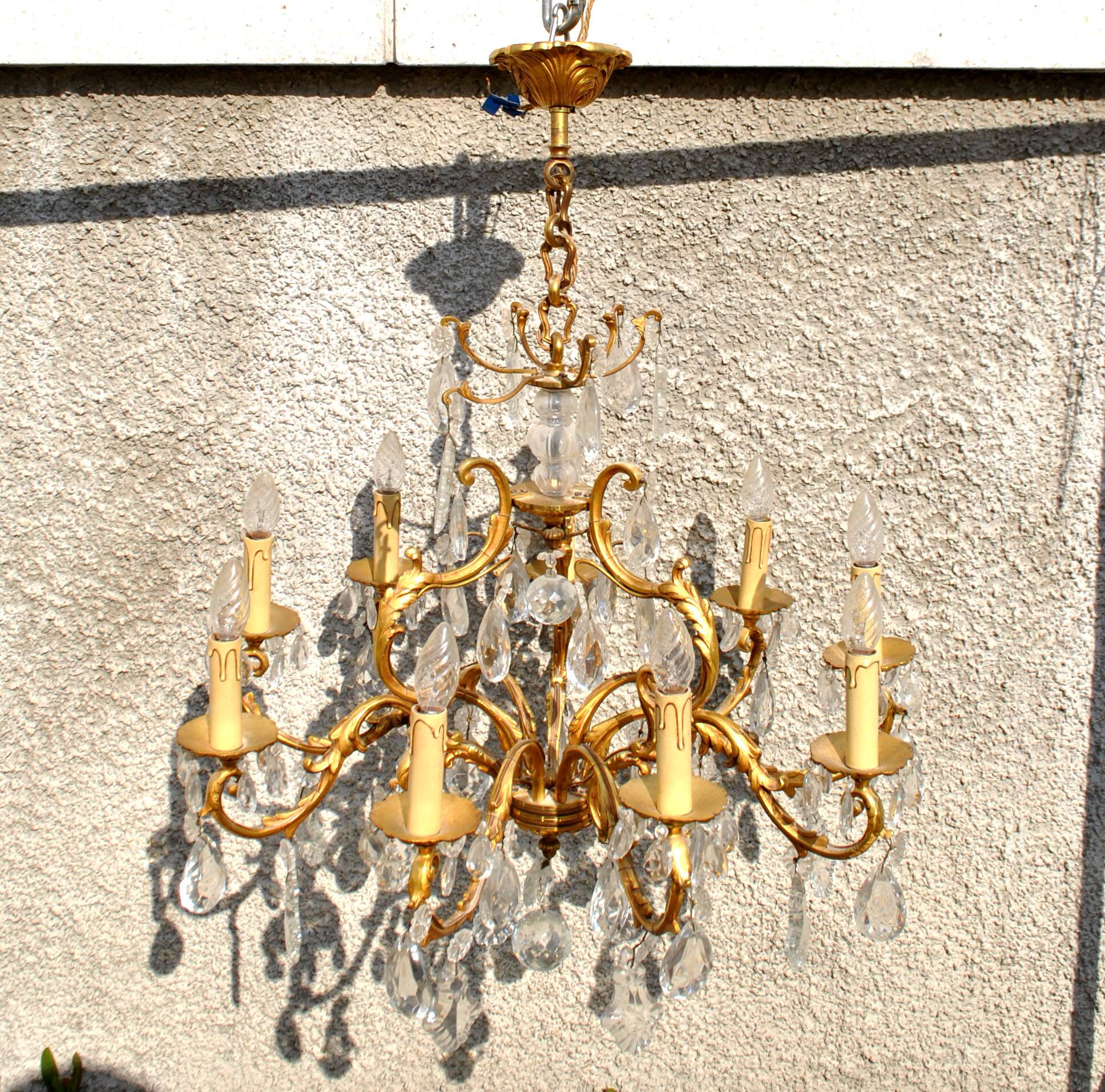 Lustre à pampilles 9 feux monumental en bronze doré et cristal suspension