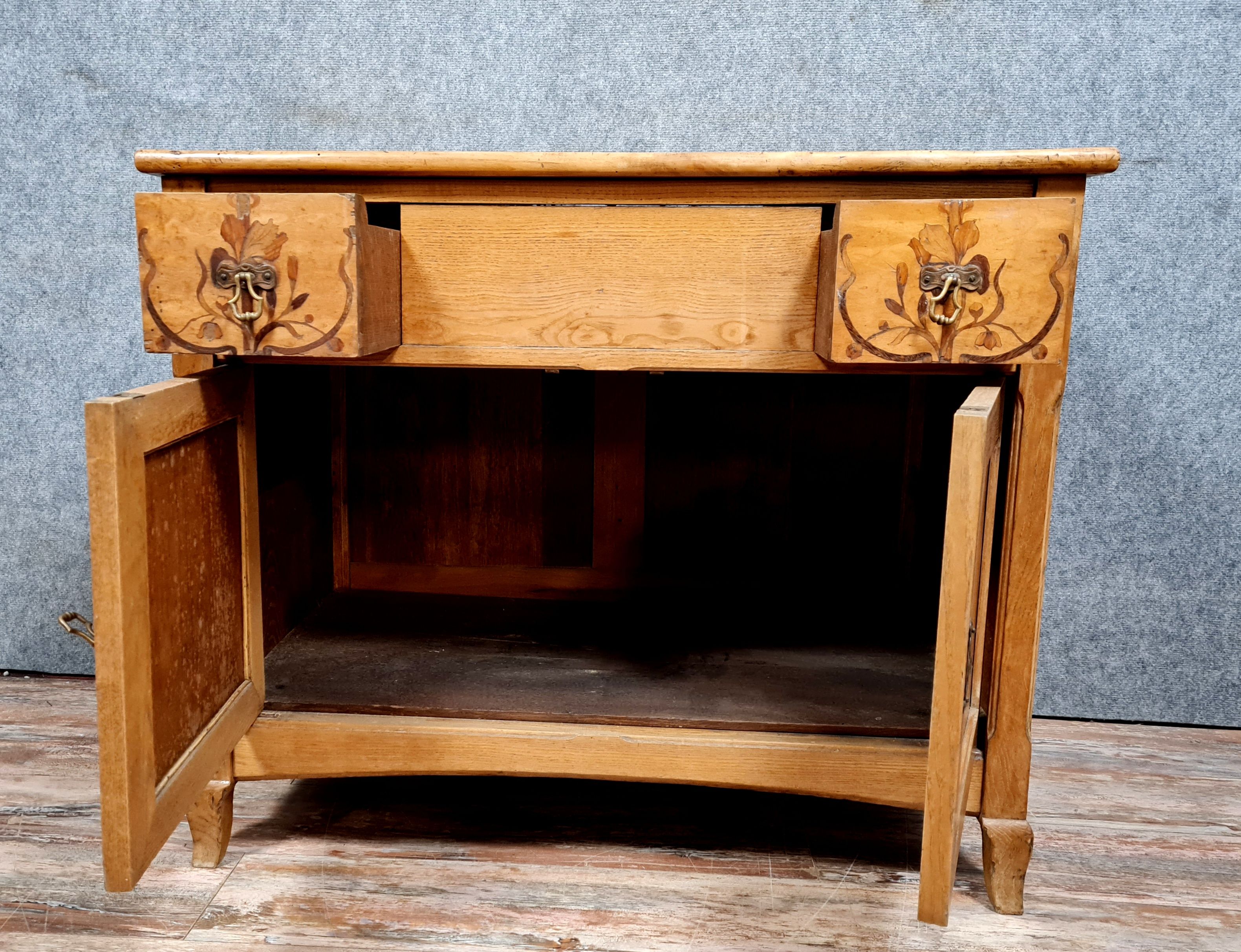 School of Nancy: Art Nouveau period chest of drawers in light wood marquetry and noble woods