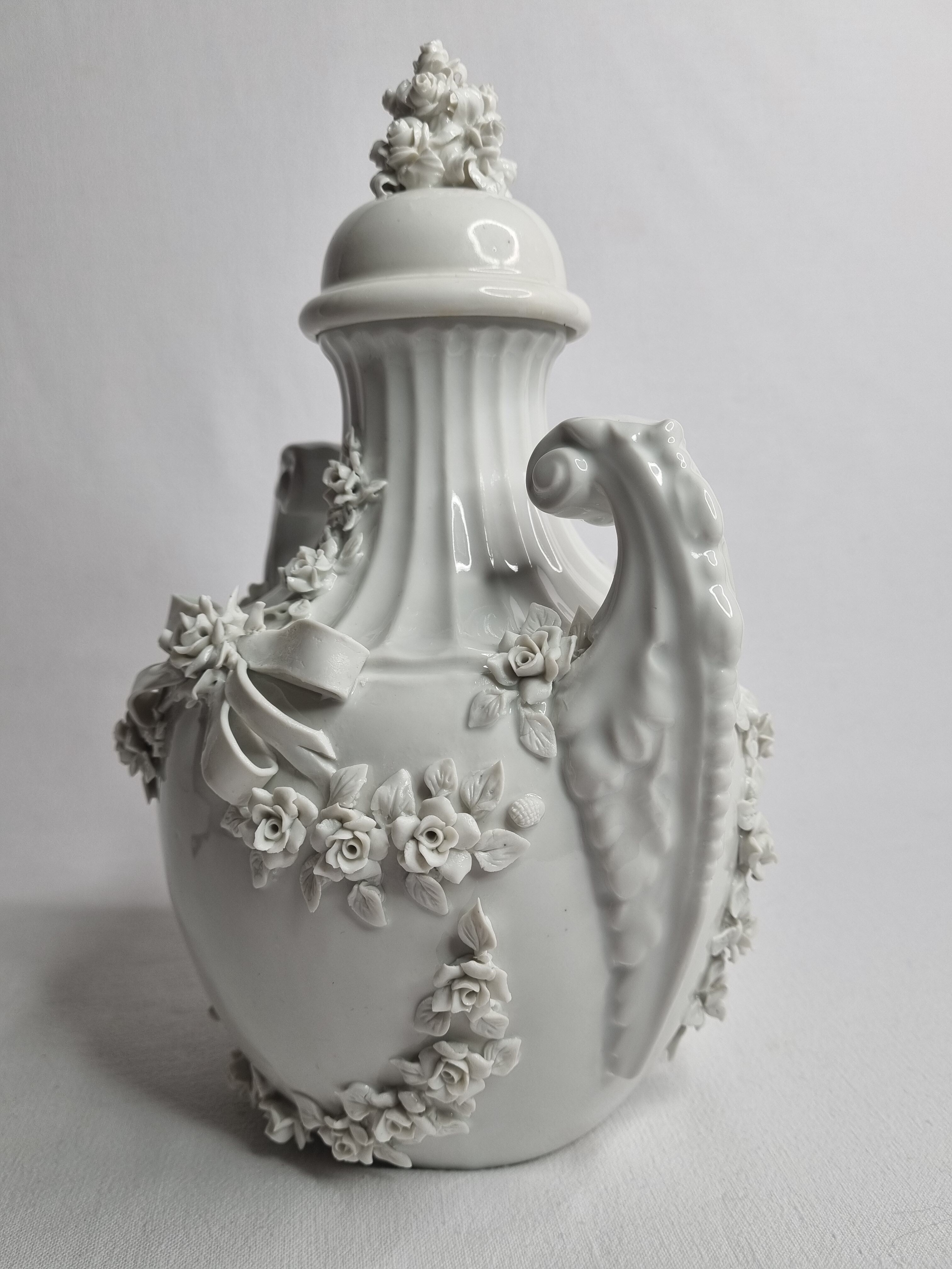 Vase décoratif de style baroque en porcelaine blanche émaillée, 26 cm