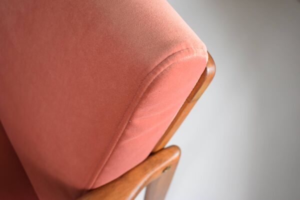 Fauteuil original scandinave Baczyk, années 1960, rénovation, rose, velours, teck
