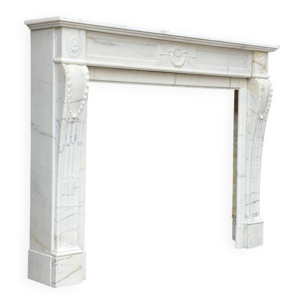 Cheminée de style Louis XVI en marbre blanc de Carrare vers 1880