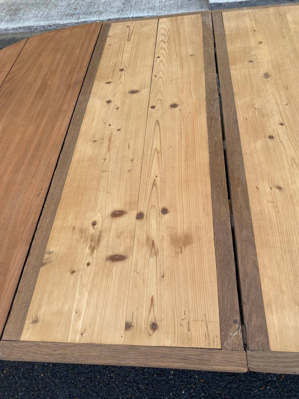 Round extendable banquet table stripped in solid mahogany with 4 extensions, 19th century.