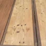 Round extendable banquet table stripped in solid mahogany with 4 extensions, 19th century.