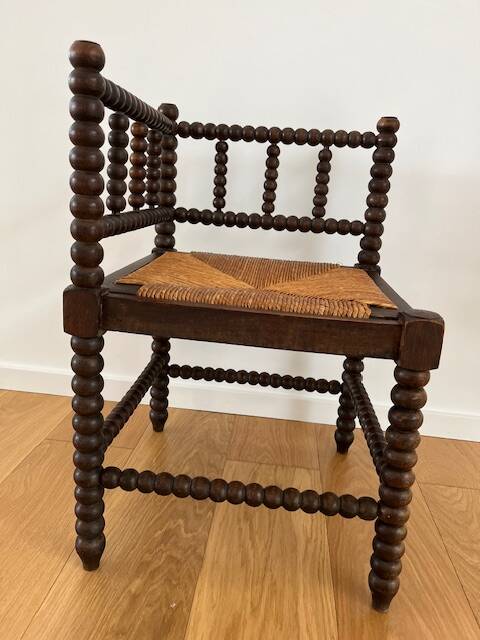 Fauteuil d'angle/de coin assise en paille.