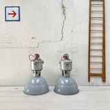 Paire de lampes industrielles.
