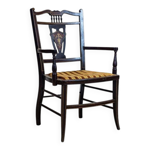 Fauteuil anglais ancien avec dossier décoratif, années 1890.
