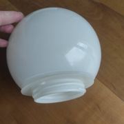 Globe de lampe en opaline moulé diamètre 16 cm