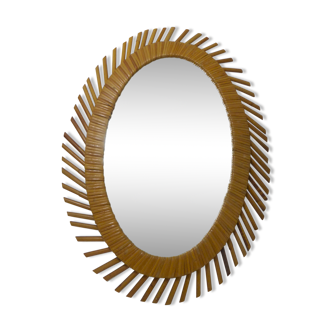 Miroir en rotin ovale rayonnant vers 1960 - 37x50cm