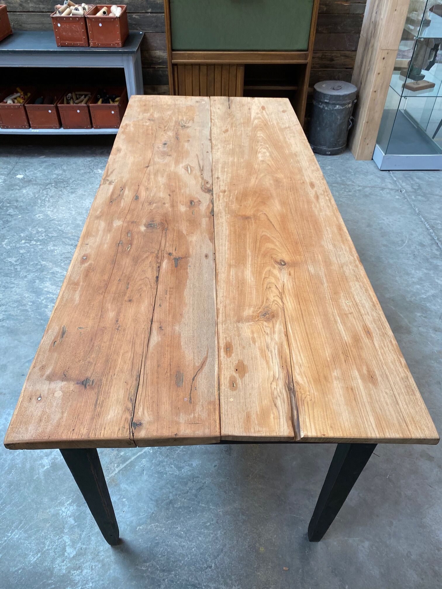 Farm table spindle feet