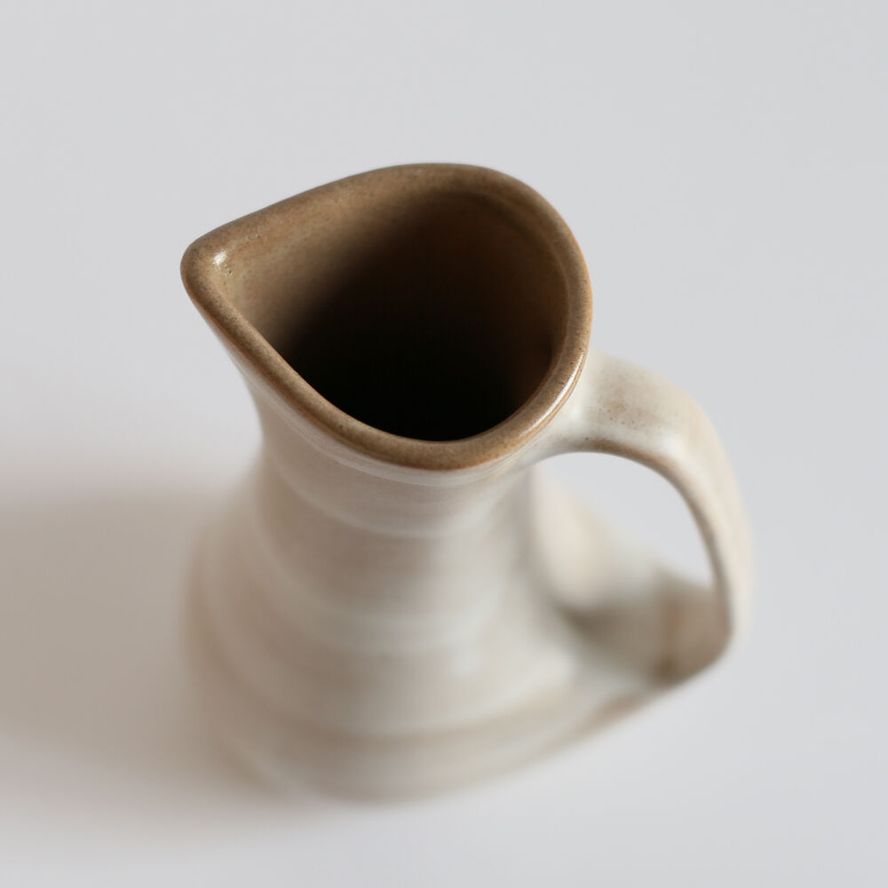 Pitcher with handle