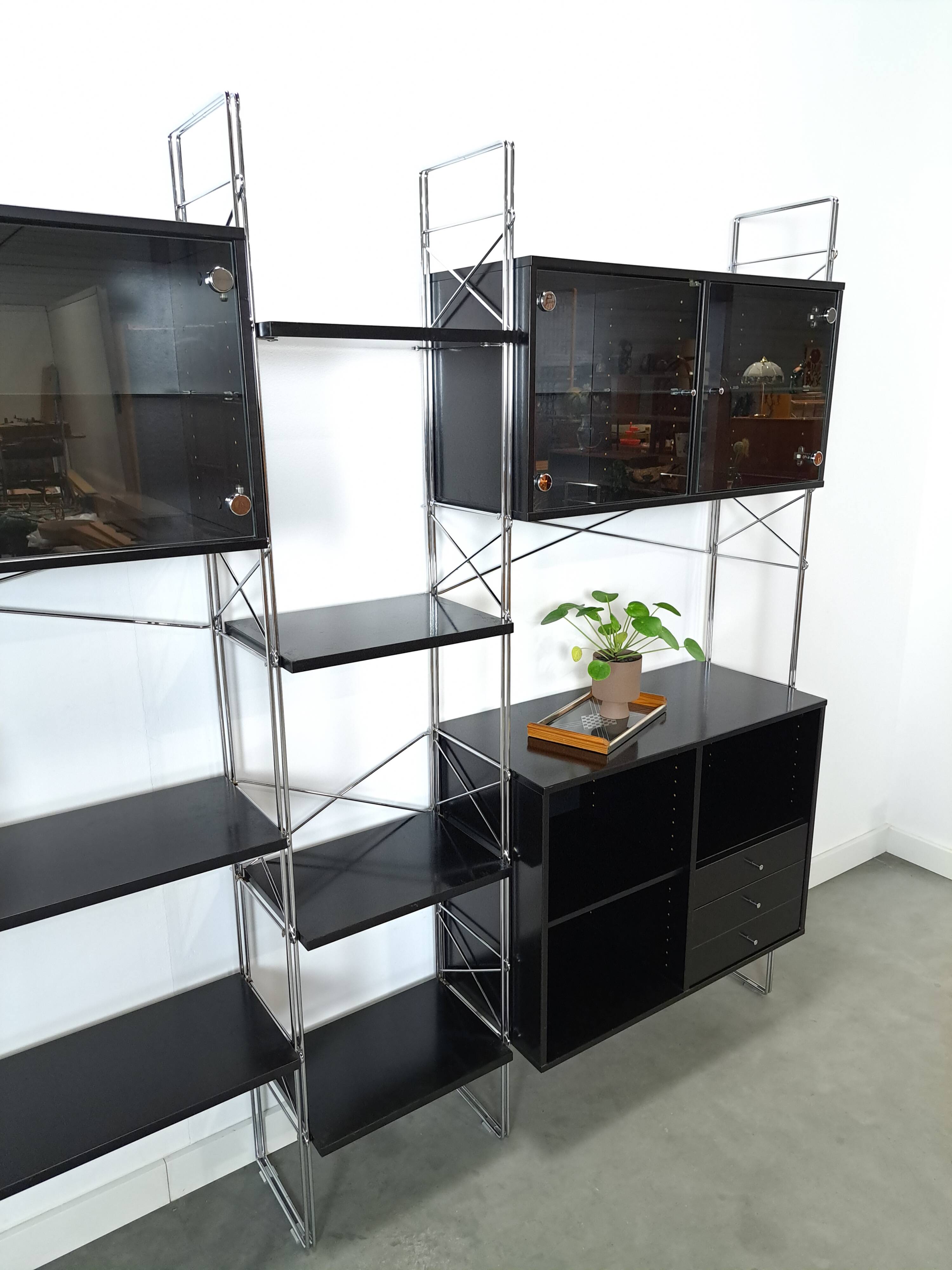 Deens design Denka modulaire kast met chromen houders en planken