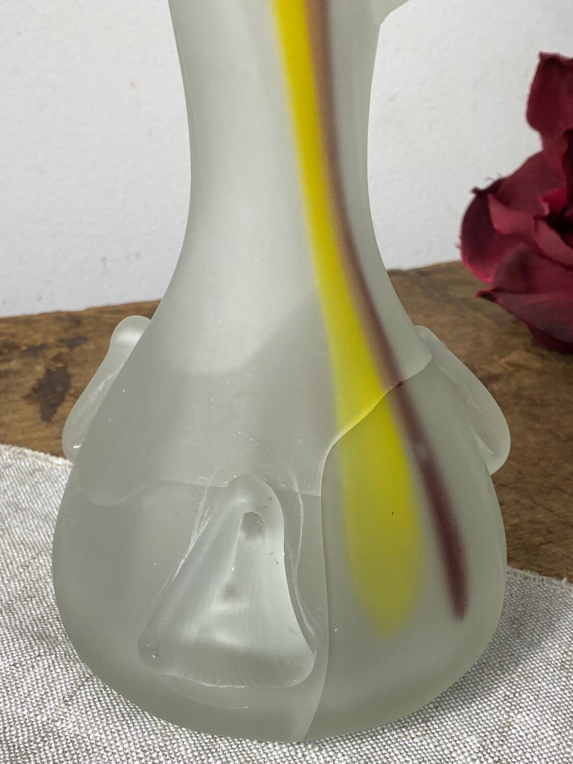 Vase in opaque glass paste