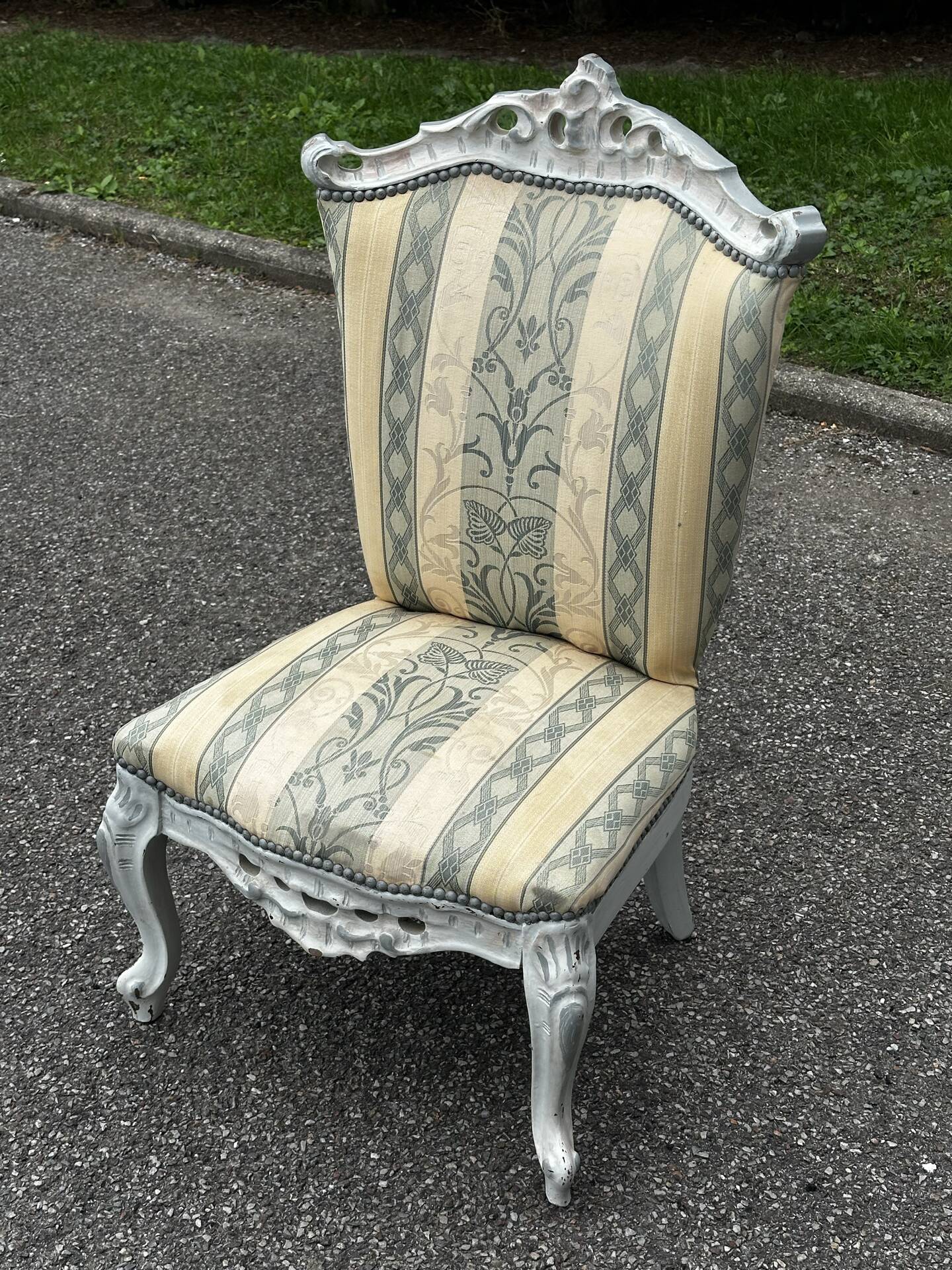 Chauffeuse de style Louis XV avec repose-pieds assorti – XXe siècle