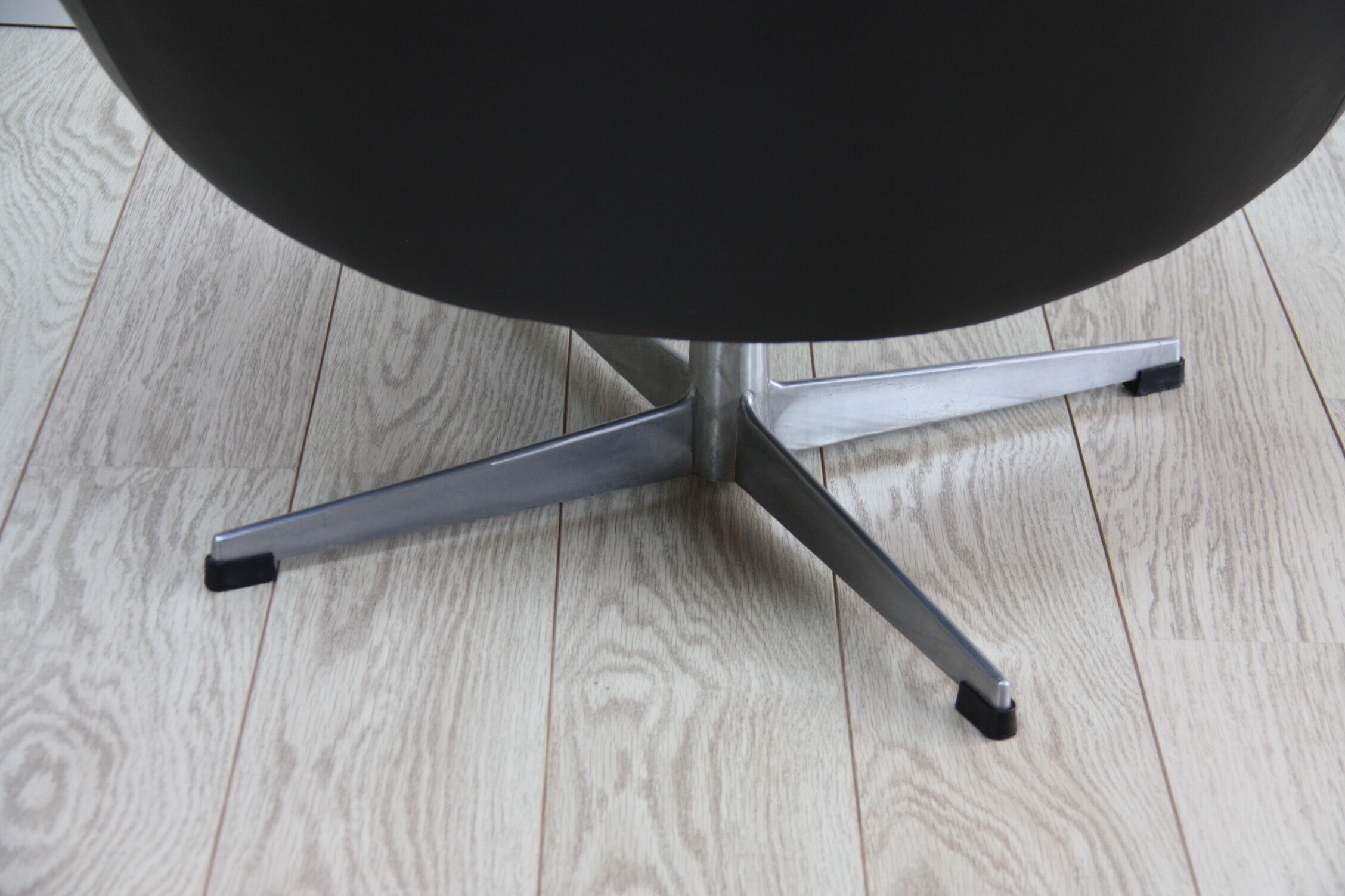 Fauteuil pivotant vintage en similicuir noir par Pastoe 60s