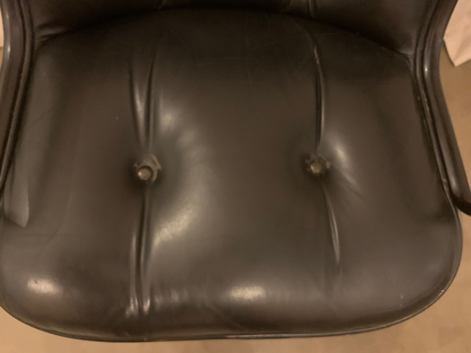 Black leather armchair by Charles Pollock for Knoll International
