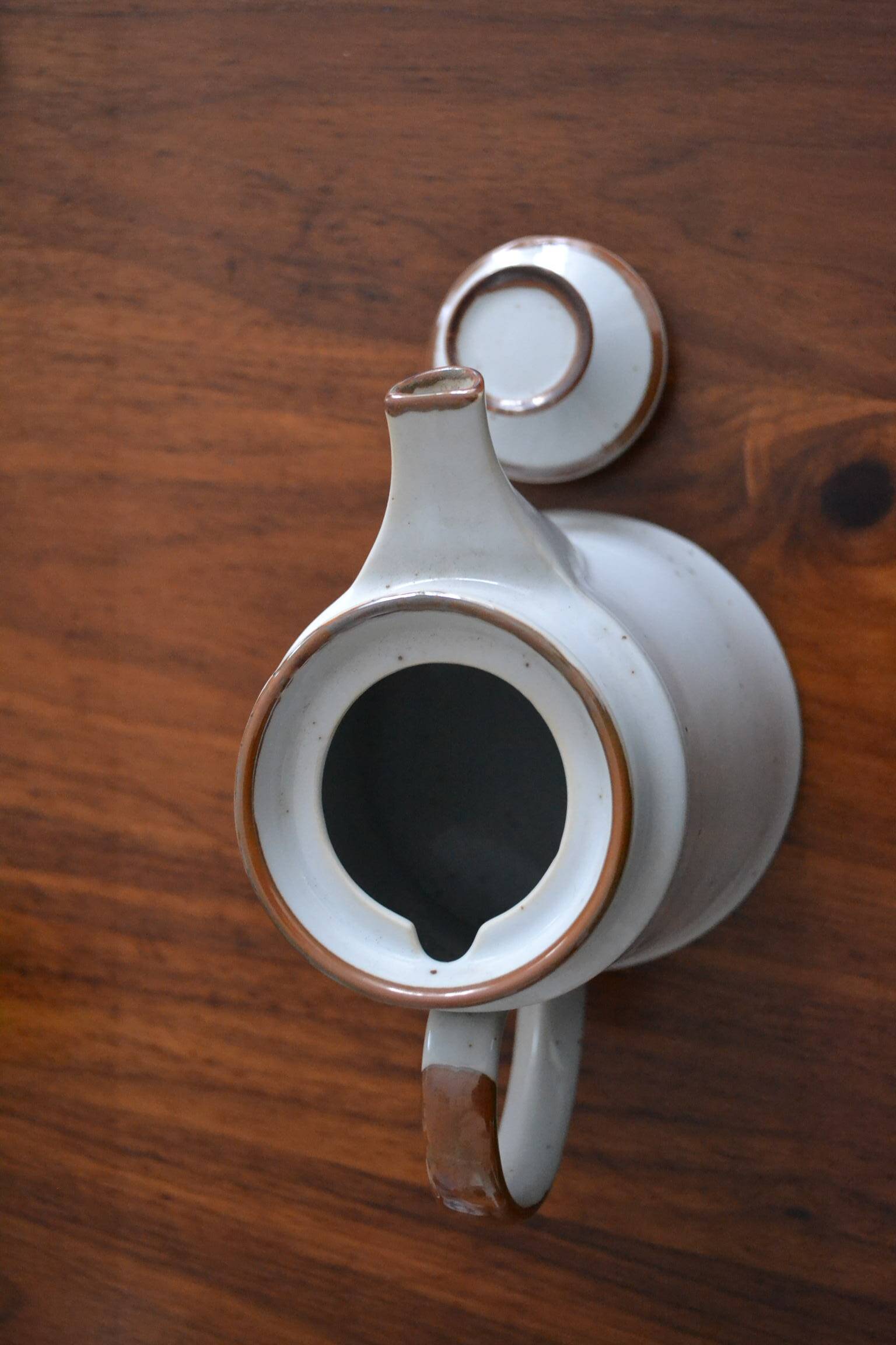 Stoneware teapot with Japanese pattern