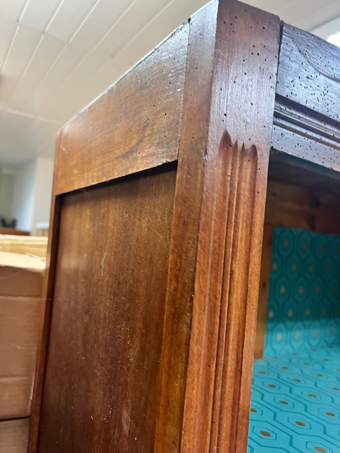 Armoire étagère rafraîchie