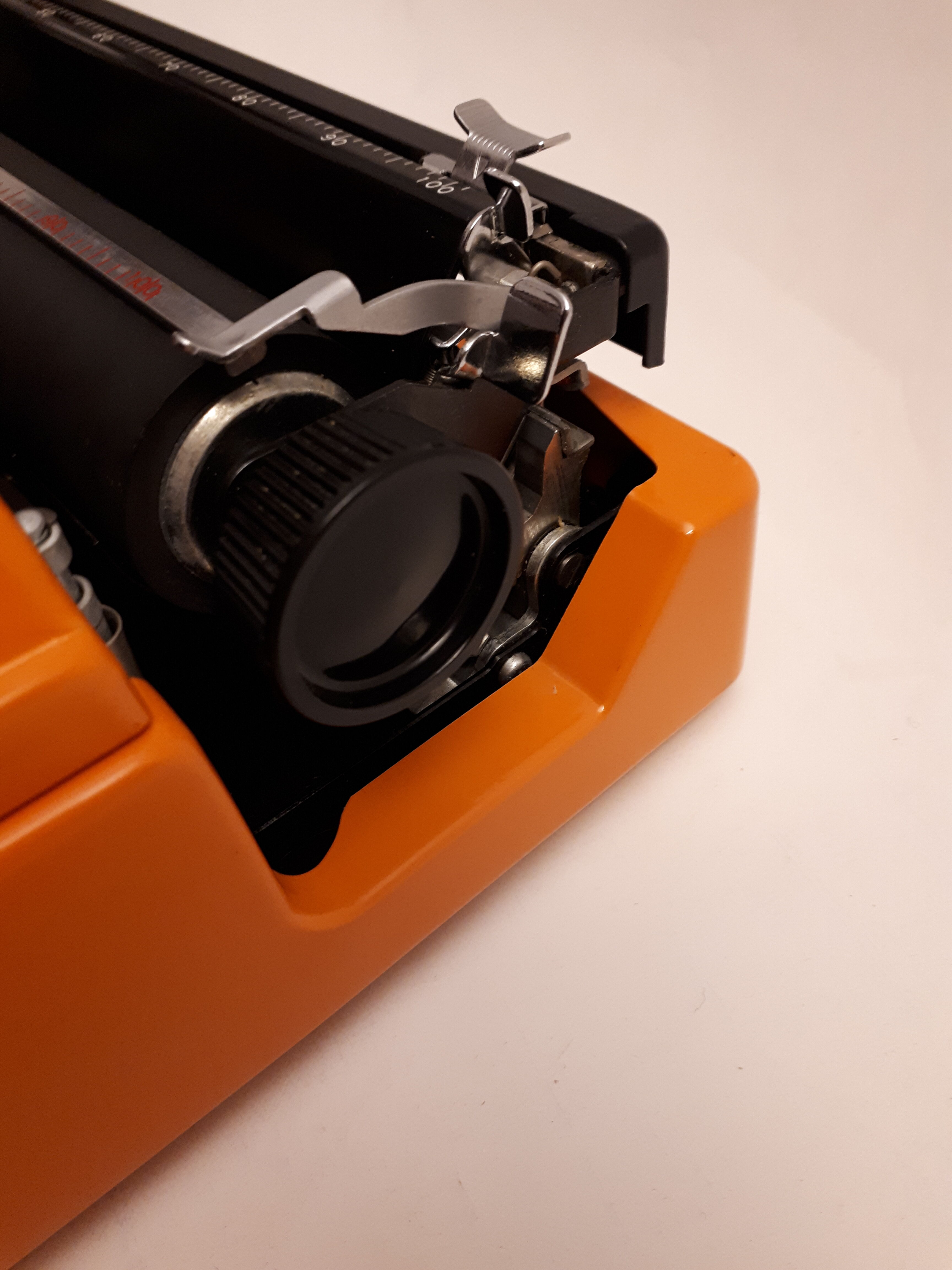 Vintage 70 orange Silver-Reed 100