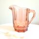 Pichet en verre rose vintage