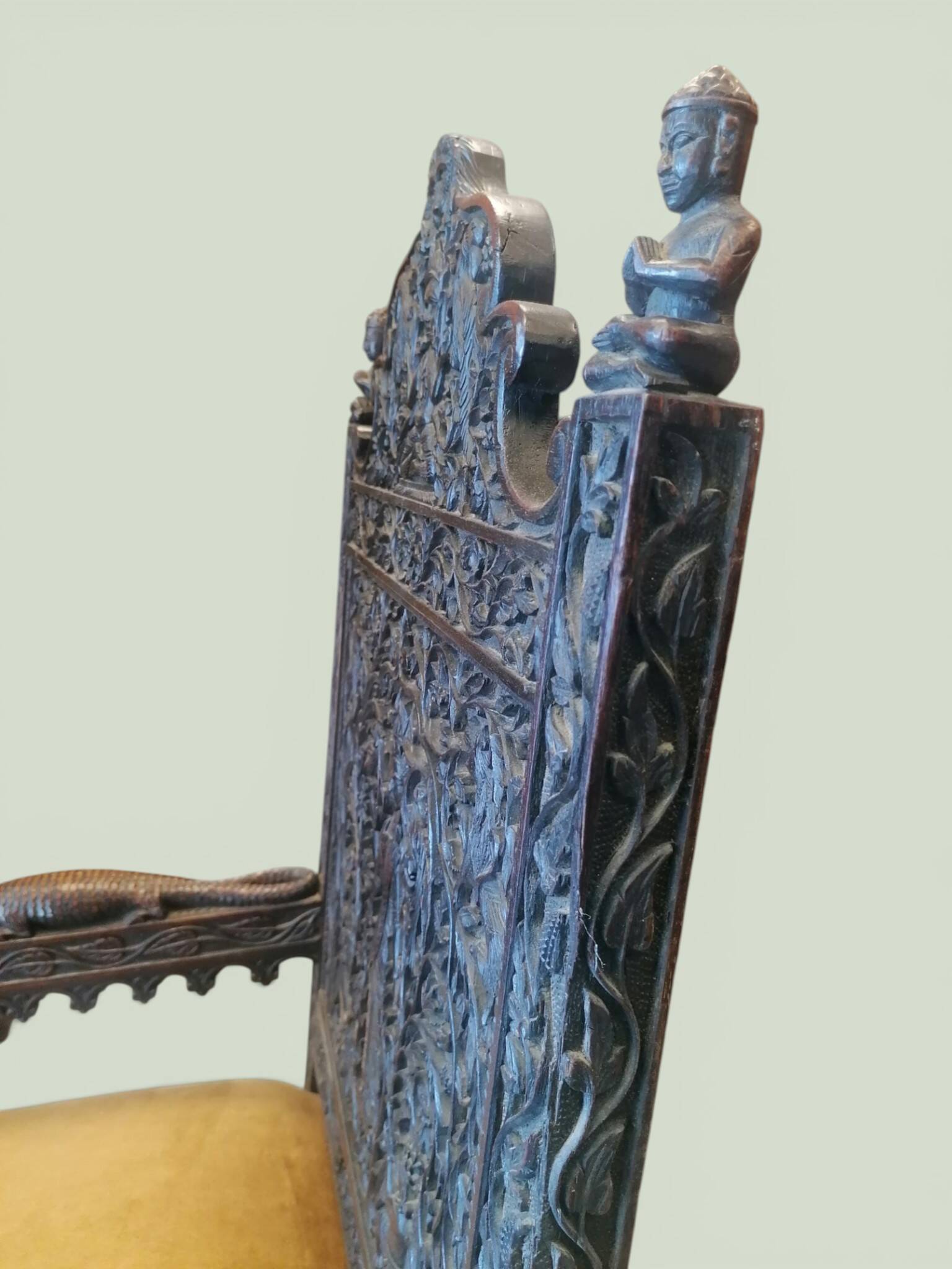 Indian throne chair in carved red wood - Buddhist / Hindu.
